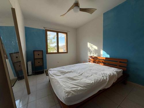 Ένα ή περισσότερα κρεβάτια σε δωμάτιο στο Villa arborée avec grande piscine