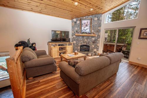Una sala de estar con dos sofás y una chimenea. en Sherman By Hauserman Rentals, en Tahoma
