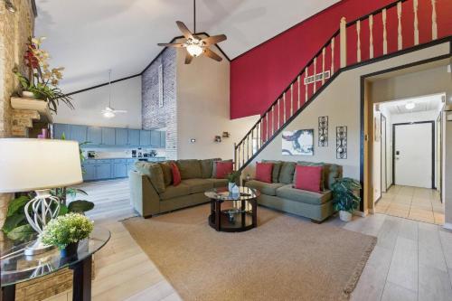 Posezení v ubytování 4BR House with Pool near Stadium & DFW