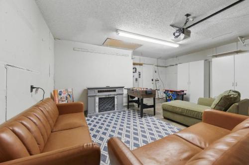 Posezení v ubytování 4BR House with Pool near Stadium & DFW