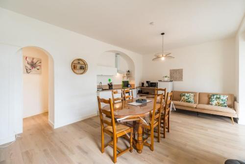 a kitchen and dining room with a table and chairs at Appartement avec veranda et 3 chambres Guingamp in Guingamp
