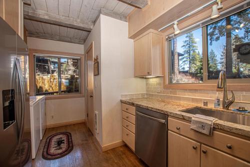 Una cocina con fregadero y dos ventanas. en Star Harbor # 8 By Hauserman Rentals, en Tahoe City