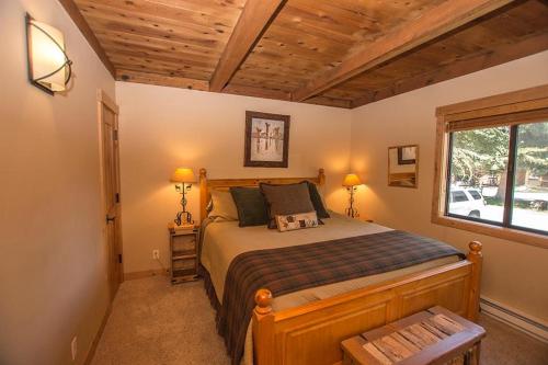 Un dormitorio con una cama y una ventana grande. en Star Harbor # 16 By Hauserman Rentals, en Tahoe City