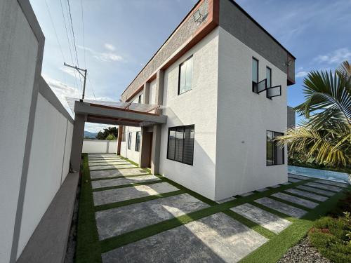 an external view of a white house with a pathway at VILLA BOREALES i in Quimbaya