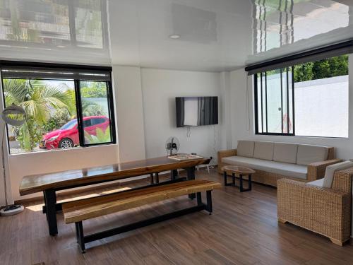 a living room with a couch and a table at VILLA BOREALES i in Quimbaya