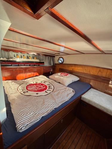 a bed in the back of a boat at Holländisches Stahlboot in Bremen