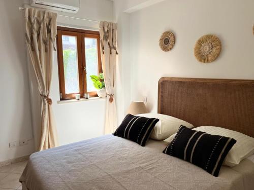 une chambre avec un lit, deux oreillers et une fenêtre dans l'établissement way2 stay Italy, à Pizzo