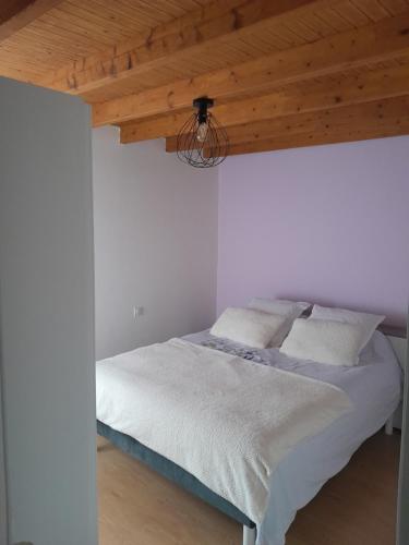 a bedroom with a bed with a wooden ceiling at Place Georges Brassens in Cahors