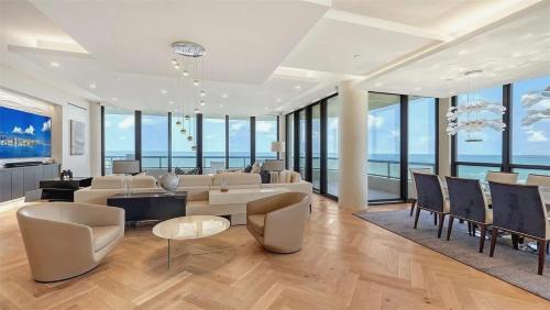 Χώρος καθιστικού στο Water Views Spacious Three-Bedroom Condo