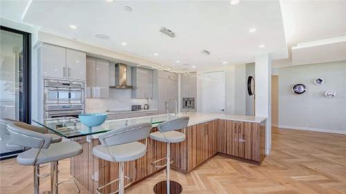 Η κουζίνα ή μικρή κουζίνα στο Water Views Spacious Three-Bedroom Condo