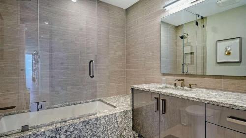 Ένα μπάνιο στο Water Views Spacious Three-Bedroom Condo