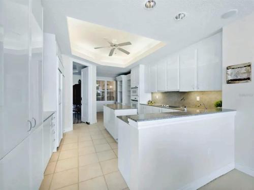 Kuchyň nebo kuchyňský kout v ubytování Amazing Four-Bedroom Condo with Spectacular Views