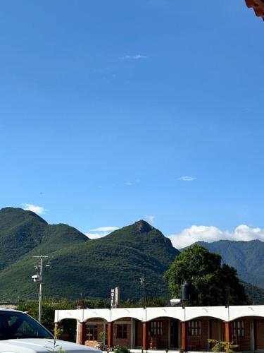 ホテルから撮影された、または一般的な山の景色