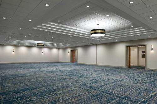 a large room with a large carpeted room with a ceiling at Sheraton Suites Chicago O'Hare in Rosemont