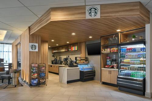 a coffee shop with a counter and shelves of drinks at Sheraton Suites Chicago O'Hare in Rosemont