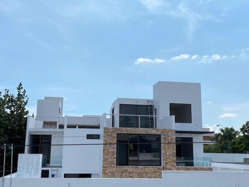 ein großes weißes Gebäude mit einem Ziegelstein in der Unterkunft 7 Gotas in Cuautla Morelos