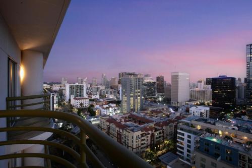 サンディエゴにあるCourtyard by Marriott San Diego Downtown Little Italyのバルコニーから市街の夜景を望めます。