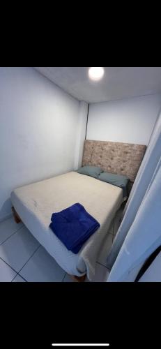 - un petit lit dans une petite pièce dans l'établissement Pequeño Departamento, à Los Blancos