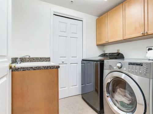 Η κουζίνα ή μικρή κουζίνα στο Spacious Three-Bedroom Condo with Gulf Views