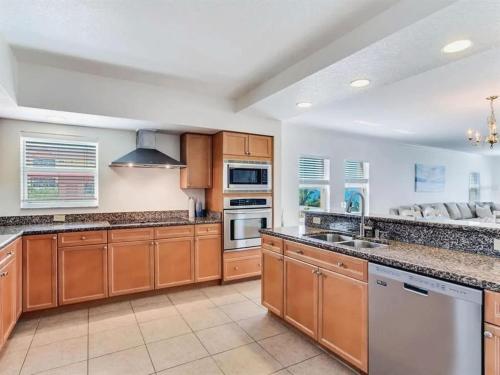 Η κουζίνα ή μικρή κουζίνα στο Spacious Three-Bedroom Condo with Gulf Views