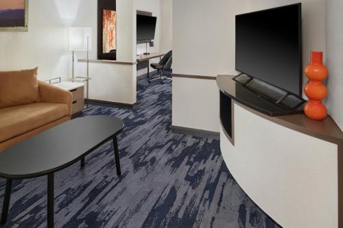 Μια τηλεόραση ή/και κέντρο ψυχαγωγίας στο Fairfield Inn & Suites Cartersville