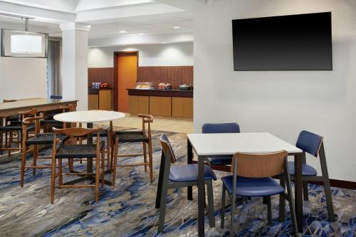 Μια τηλεόραση ή/και κέντρο ψυχαγωγίας στο Fairfield Inn & Suites Cartersville