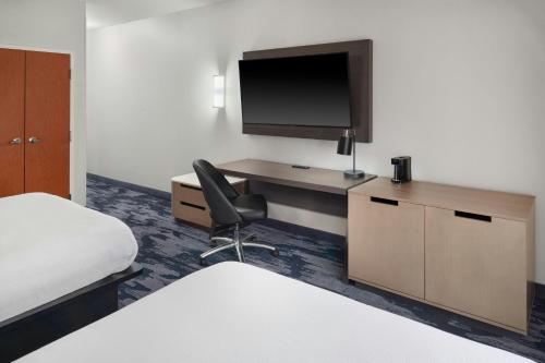 Μια τηλεόραση ή/και κέντρο ψυχαγωγίας στο Fairfield Inn & Suites Cartersville