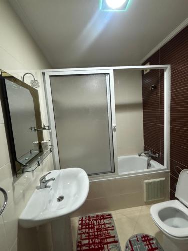 a bathroom with a sink and a tub and a toilet at Appartement à Tanger in Tangier