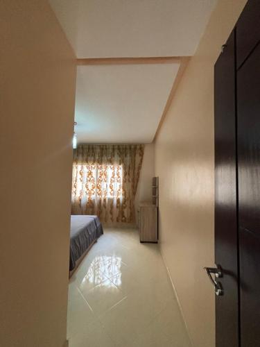 a bedroom with a bed and a window at Appartement à Tanger in Tangier