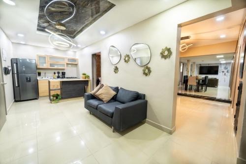 Η κουζίνα ή μικρή κουζίνα στο 5 bedroom, with Arcade machine and foosball, 1 block from Lleras park P3