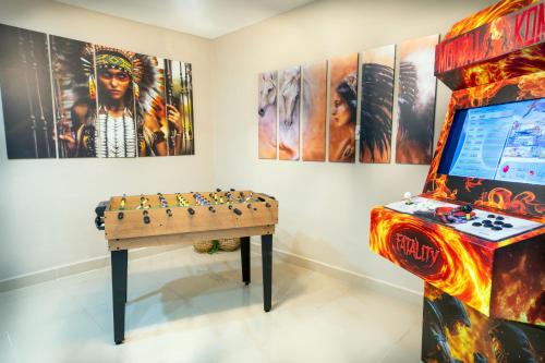 Η αίθουσα παιχνιδιών του 5 bedroom, with Arcade machine and foosball, 1 block from Lleras park P3