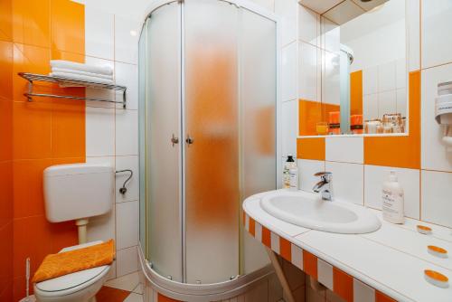 een badkamer met douche, toilet en wastafel bij Apartments Mirjana T. in Supetarska Draga