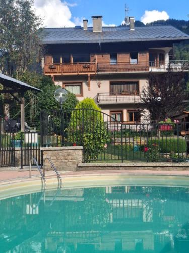Πισίνα στο ή κοντά στο Chalet Mon Idole
