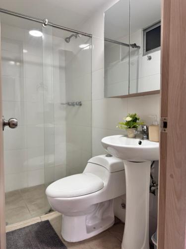a bathroom with a toilet and a sink and a shower at Central, Universidades y Centro Comercial in Manizales