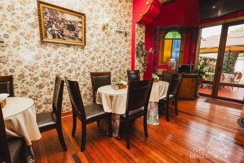 a restaurant with tables and chairs in a room at Hotel Cordillera in Talca