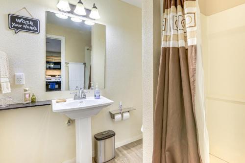 Bilik mandi di 7 Mi to Dtwn Houston Family Home with Patio and Yard