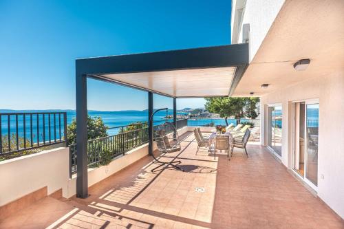 Apartments Sinovcic with terrace & sea view, 4 min walk to the beach