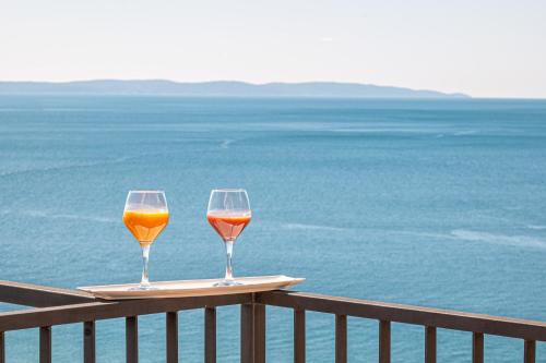 Apartments Sinovcic with terrace & sea view, 4 min walk to the beach