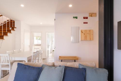 a living room with a couch and a table at Lazy Point Caparica in Costa da Caparica