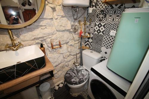 Ένα μπάνιο στο B&B Apartments Coli Apartman Dora Self check in