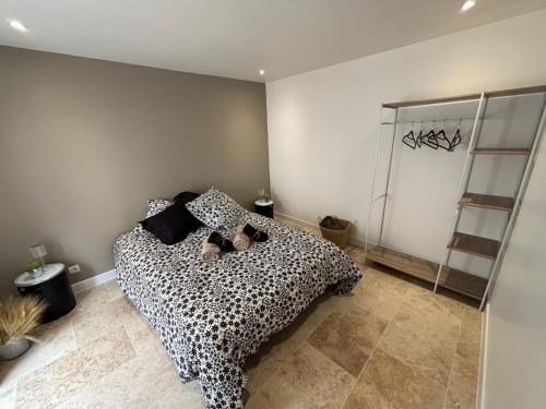 ein Schlafzimmer mit einem Bett mit zwei Teddybären darauf in der Unterkunft Chaleureux T1 avec Balcon in Vals-les-Bains