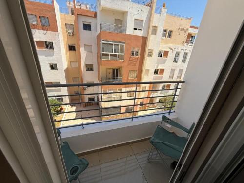 ein Balkon mit Blick auf ein Gebäude in der Unterkunft Chez simo in Tangier