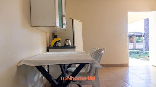 a kitchen with a table and chairs in a room at Sítio em Sarapuí com piscina e lazer completo in Sarapuí