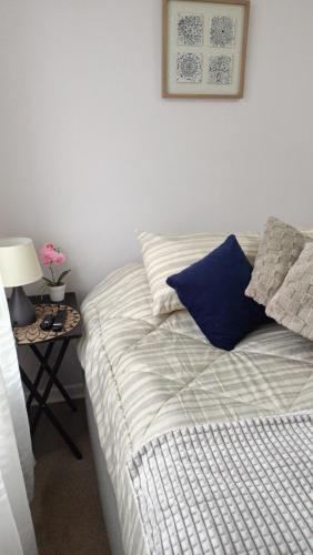 a bedroom with a bed and a table with a lamp at angysol in Antofagasta
