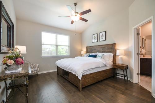 サンアントニオにあるTexas Luxury Home at Redlandのベッドと天井扇風機のある寝室