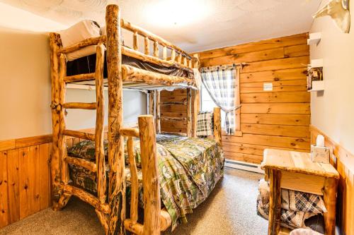 Katil atau katil-katil dalam bilik di Private Yard Secluded Hannibal Cabin in the Pines