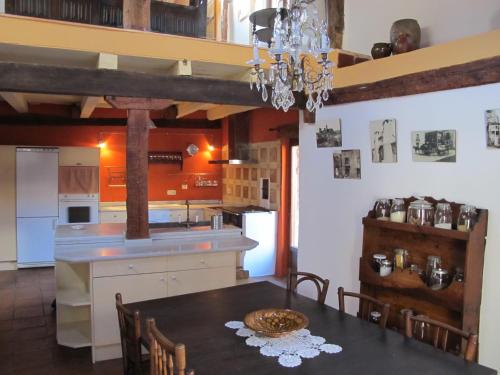 cocina con mesa y comedor en Casa de los Judi­os, en Sigüenza