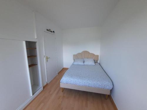 a small bedroom with a bed and a closet at Chez Simon et Loreline Yerres proche Paris Orly Disney in Yerres