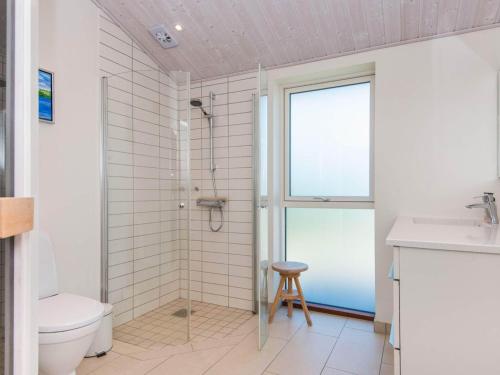 Ένα μπάνιο στο 5 star holiday home in Hejls