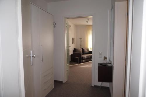 a hallway with a door leading to a living room at Altstadtappartement Königswinter in Königswinter